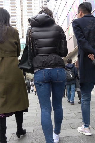 4K 极品紧身街拍牛仔苹果臀美女姐姐 [1.89 GB]（视频版）