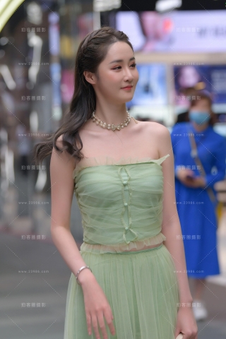 查看完整内容：高挑的美人儿 - 共10张图片