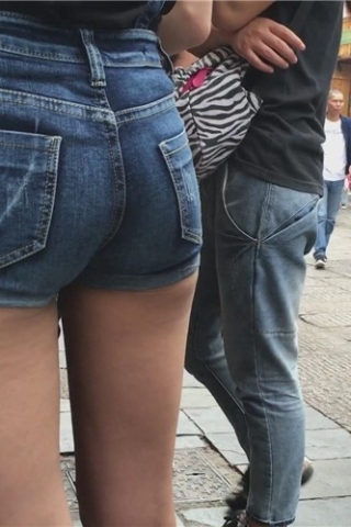 查看完整内容：爱拍照的宽臀超短牛仔裤美女 [4.50 GB]（视频版） - 共8张图片