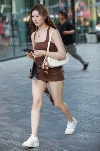 咖色超短裙美女