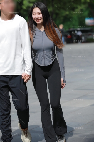【玻璃街拍】黑色瑜伽裤女友