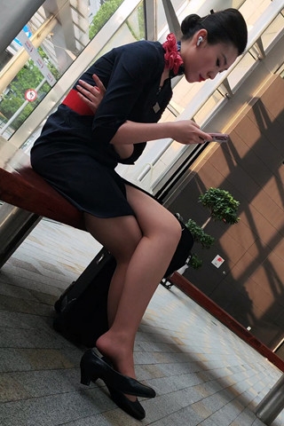 25稀少场景4K东航空姐飞了一天丝袜脚挑鞋歇歇（视频版）