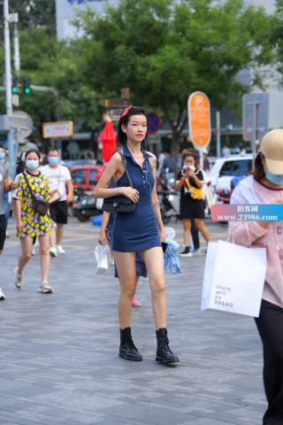 街拍牛仔裙小妹