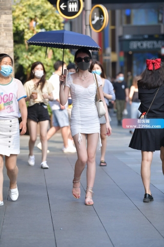 街拍紧身包臀裙马尾辫美女