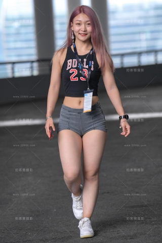 【街拍之魂赛帖】丰腴热裤美女