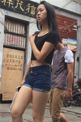 查看完整内容：超长视频，跟拍牛仔热裤美腿清秀美眉逛街 [7.19 GB]（视频版） - 共10张图片