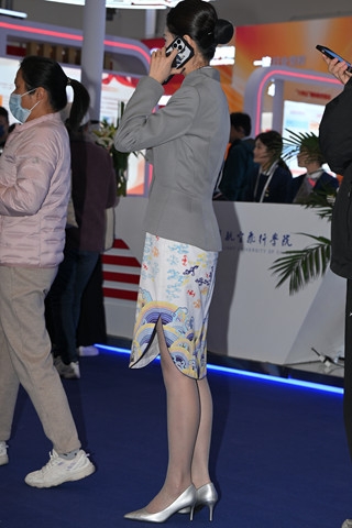 优雅高挑超薄灰色丝海航高级乘务长（完整版）