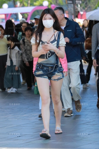 破洞牛仔背带热裤