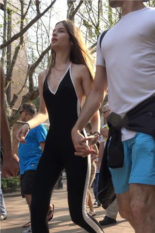 4k-黑色连体衣性感露背装街拍美女 [1.01 GB]（视频版）