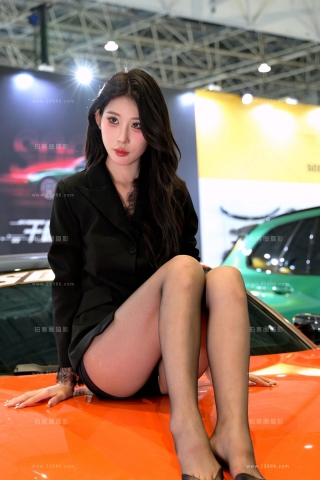 8K超清视频，引擎盖上的黑丝模特（视频版）