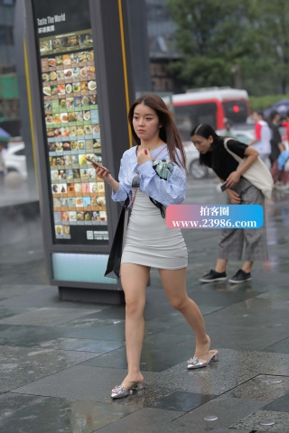 街拍包臀裙美眉