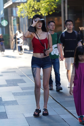 街拍红色吊带衫，热牛美眉