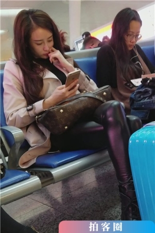 查看完整内容：4k-候车室内遇见超美文静的皮裤女神，甜美小清新（视频版） - 共8张图片