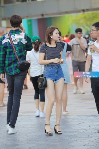 街拍蜜桃臀、高腰热裤短发姑娘