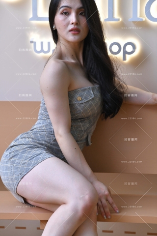 搭讪街拍包臀抹胸裙美足美女 part 3