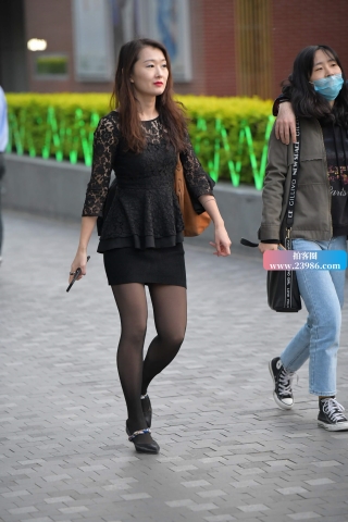 蕾丝裙街拍黑丝美妇