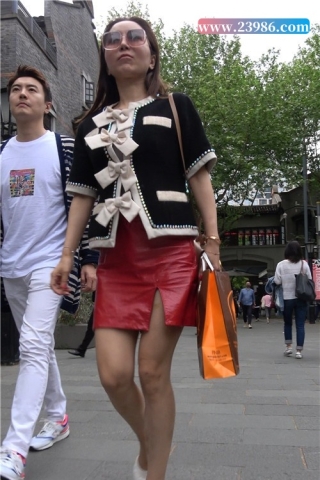 街拍红色皮短裙成熟知性女子 [0.98 GB/MP4]（视频版）