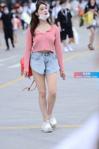 气质的粉色衣服小美女