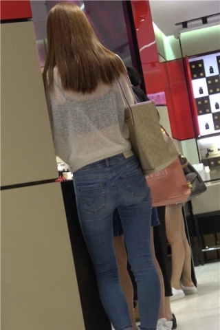 4K邻家女孩般亲切的街拍紧身蓝牛美女 [1.10 GB]（视频版）