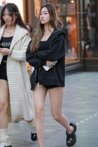 黑色热裤小姐姐