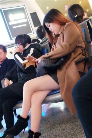 查看完整内容：4k-候车室的白皙大长腿性感少妇（视频版） - 共6张图片