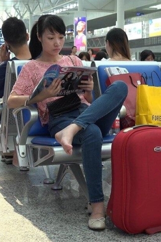 查看完整内容：4K - 看杂志的牛仔裤少F [1.83 GB/MP4] （视频版） - 共7张图片