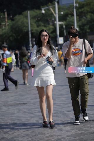 街拍美丽大方白裙姐姐