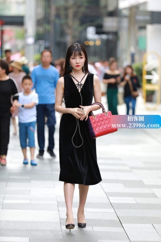 街拍黑色长裙高跟美女