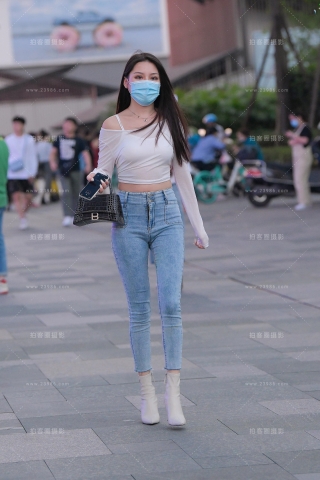 查看完整内容：浅蓝色紧牛美女 - 共18张图片