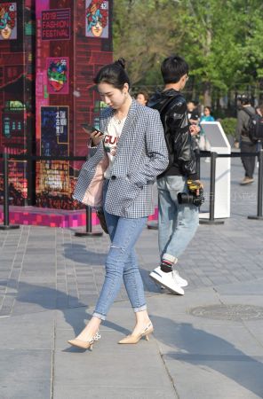 查看完整内容：街拍紧身牛仔姐姐 - 共15张图片