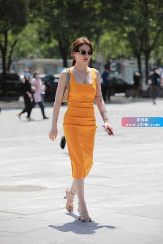 街拍长裙墨镜美女