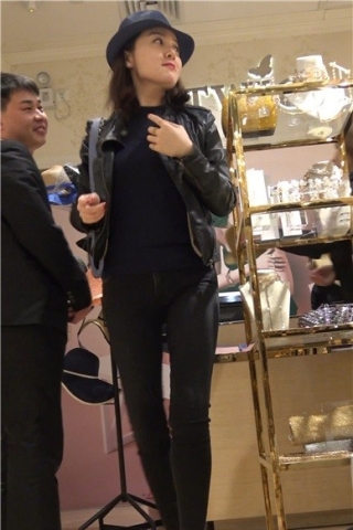 查看完整内容：4k-端庄典雅红高跟紧牛美少妇 [2.05 GB]（视频版） - 共8张图片