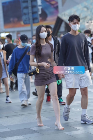 街拍棕色短裙美腿女友