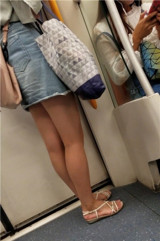 4k视频，地铁车厢街拍美腿热裤小姑娘（视频版）
