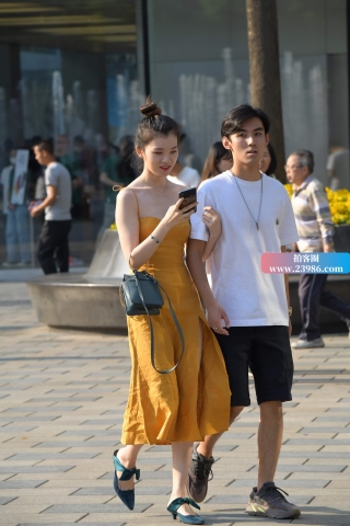 街拍吊带裙，丸子头小姐姐