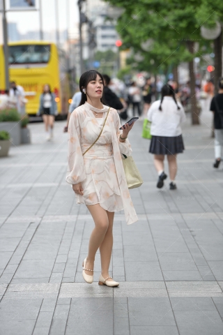 街拍爱穿丝的女孩