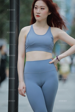 【玻璃街拍】蓝色瑜伽裤美女