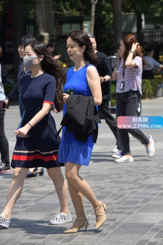 街拍蓝色裙高跟姐姐