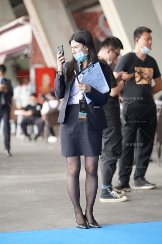 查看完整内容：卖大奔的黑色丝工装美女 - 共21张图片