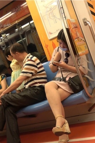 4k-地铁上的豹纹破高跟鞋美女（视频版）