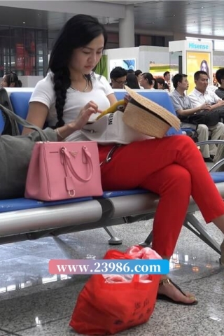 查看完整内容：4k - 街拍红裤凉鞋美女 [2.29 GB/MP4] （视频版） - 共9张图片