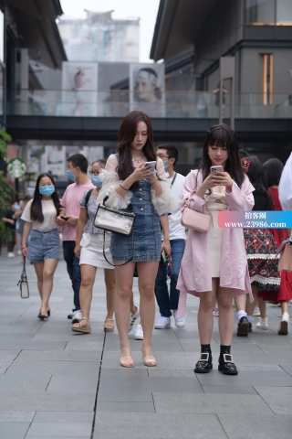 包臀牛仔裙美眉街拍