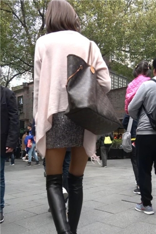 4K - 短裙丝袜美腿长筒靴性感街拍美女 [845 MB/MP4]（视频版）