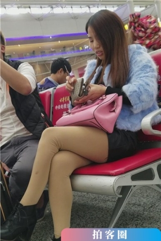 查看完整内容：4k-高铁站候车室拍摄长腿肉丝性感MM（视频版） - 共5张图片