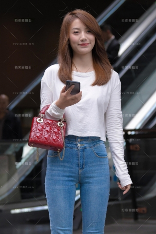 蓝色紧牛小姐姐