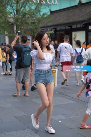 街拍热裤美腿小姐姐