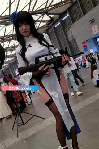 查看完整内容：4K - 漫展的长筒袜高跟cosplay持枪少女[513 MB/mp4]（视频版） - 共5张图片