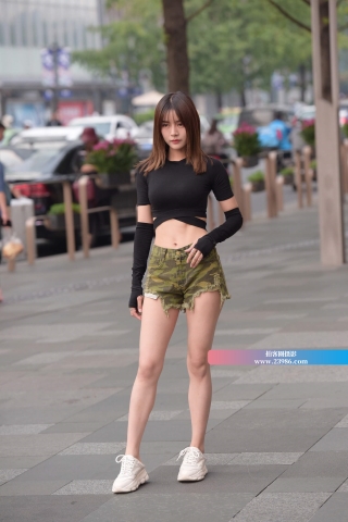 街拍迷彩热裤美眉
