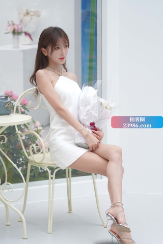 捧花拍照的美女【原图➕视频】