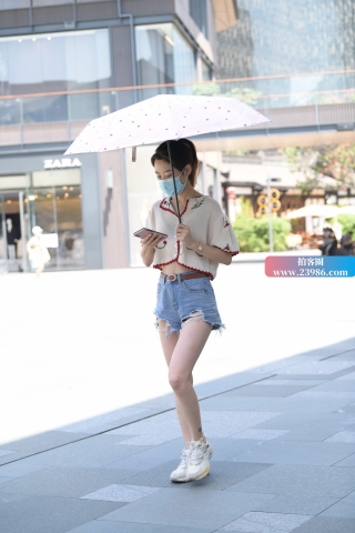 清凉的热牛小妞